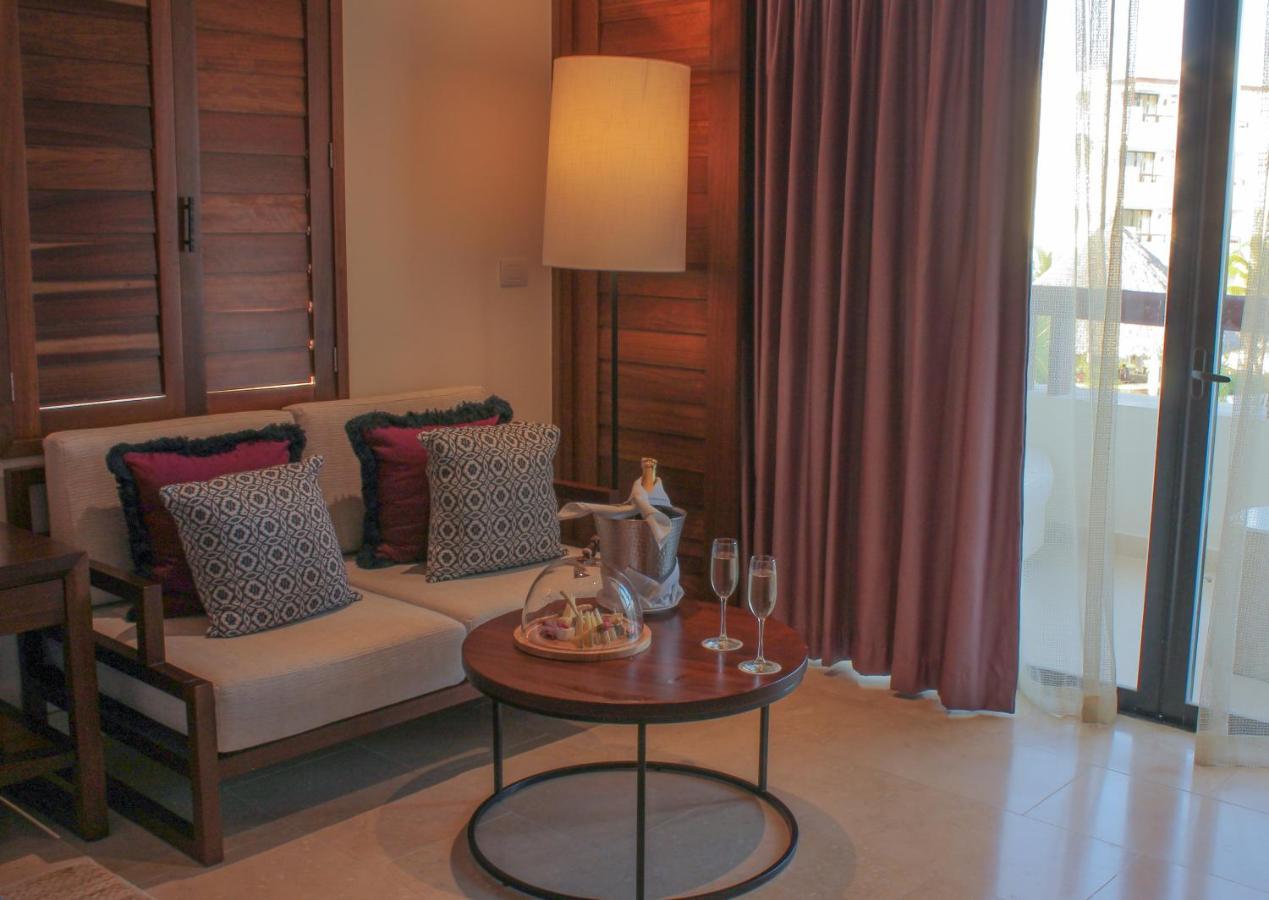 Suite Junior con cama extragrande y vistas a la piscina (2 adultos)