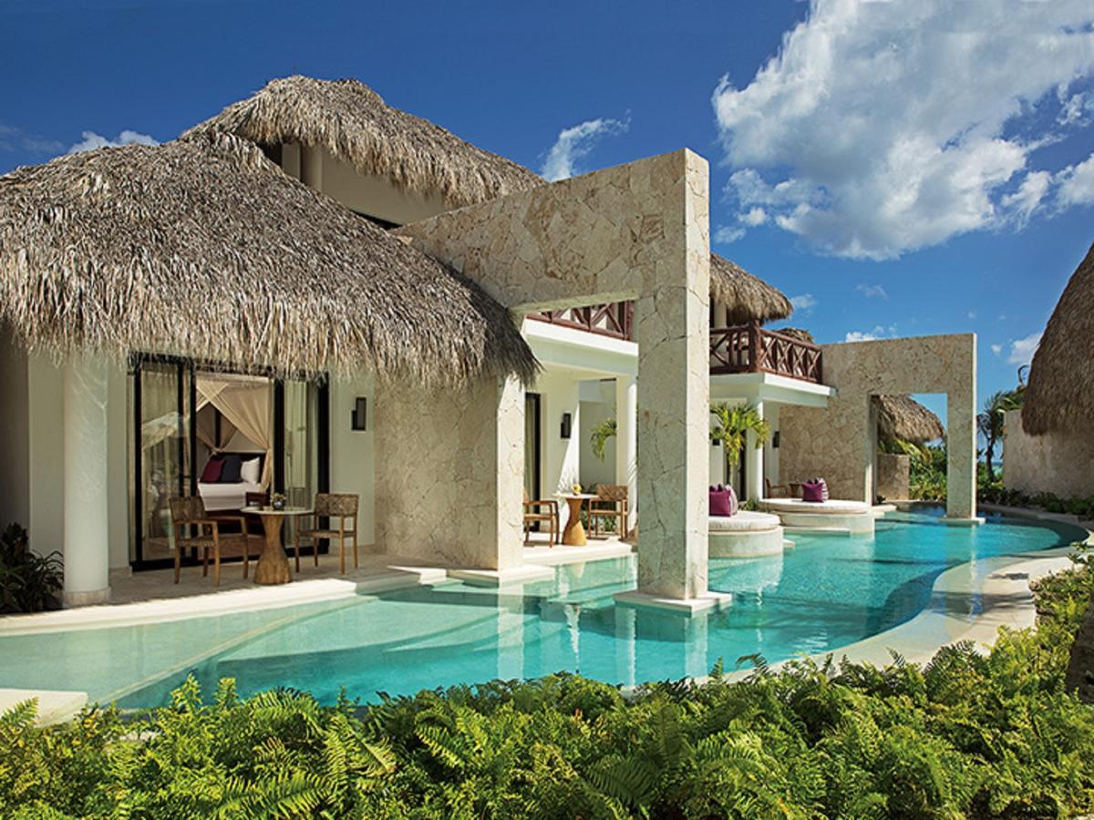 Suite Bungalow Club Preferente con acceso y vistas a la piscina